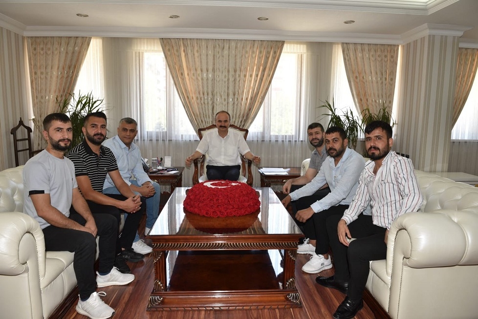 Şemsiyeli Sokak esnafından Vali Canalp’e teşekkür