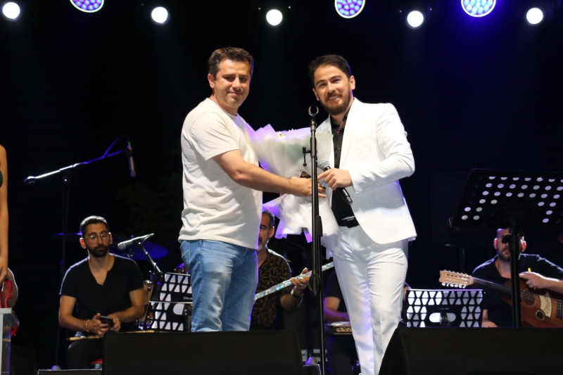 Vugar şarkılarıyla coşturdu