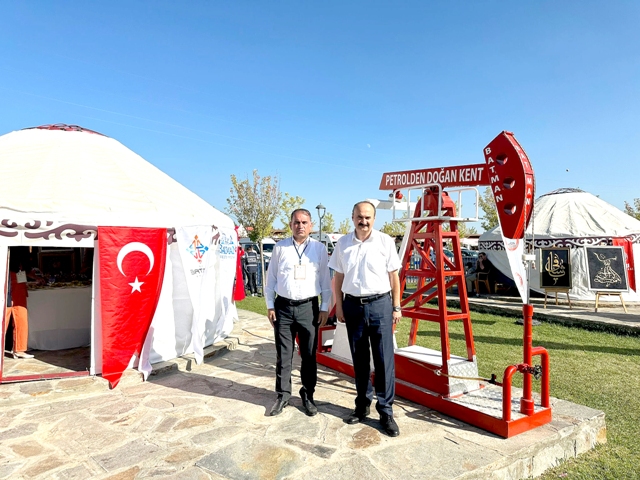 Ahlat’a açılan stantları ziyaret etti