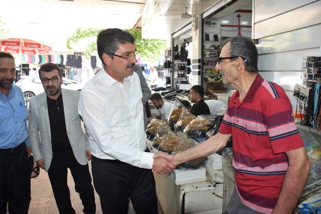 Çarşı esnafını ziyaret etti