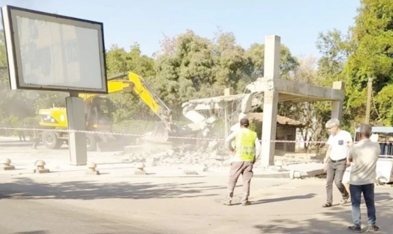 Tepkilerin odağındaki wc binası yıkıldı