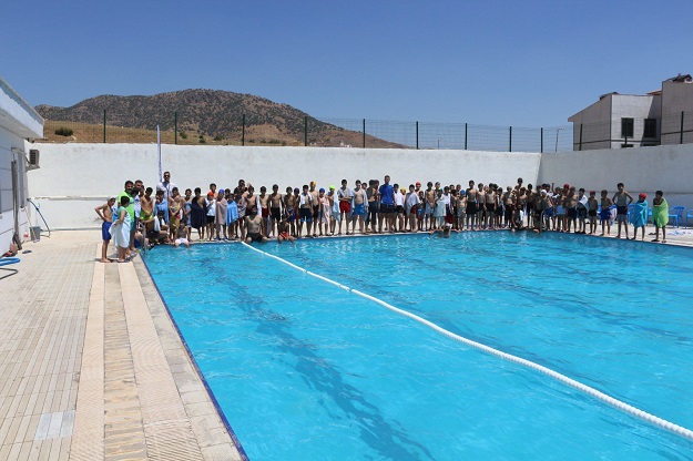 700 kişiye yüzme eğitimi