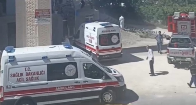 Pazaryerinde çöken iskele altında kalan 3 kişi kurtarıldı