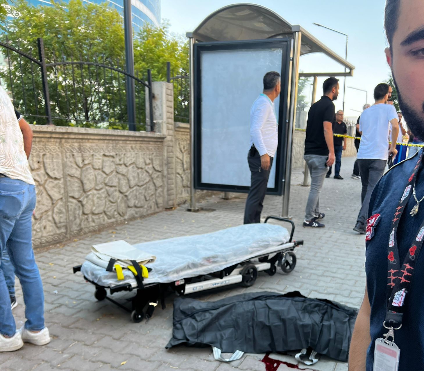 Hastane önünde silahlı saldırıda öldürüldü