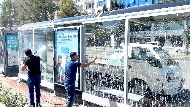 Otobüs durakları temizleniyor