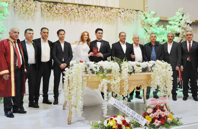 Demirkale ailesinden görkemli düğün