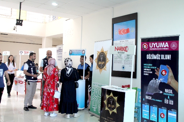 Emniyet Müdürlüğü Üniversitede stant açtı