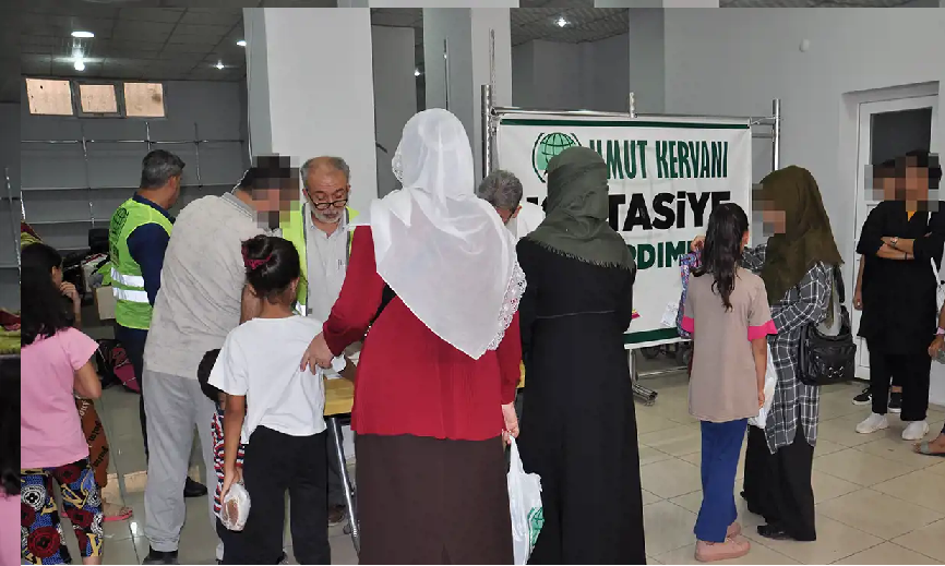 Umut Kervanı’ndan 500 öğrenciye kırtasiye yardımı