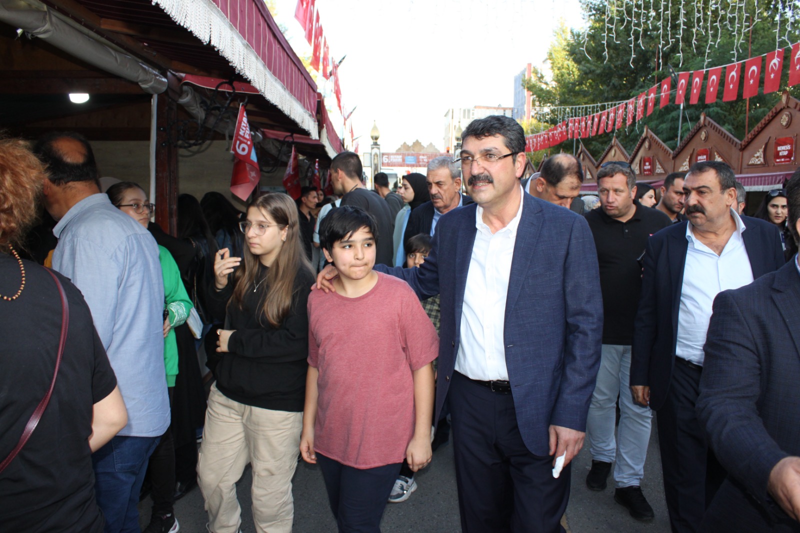 Milletvekili Nasıroğlu, kitap fuarında çocuklara kitap hediye etti