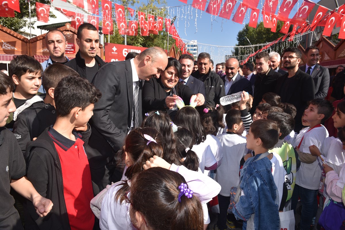 Batman Kitap Fuarı Ziyaretçilere Kapılarını Açtı