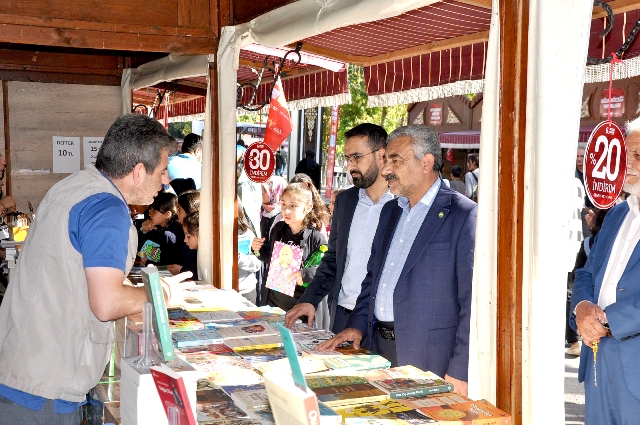 Başkan Şahin, Kitap Fuarını gezdi