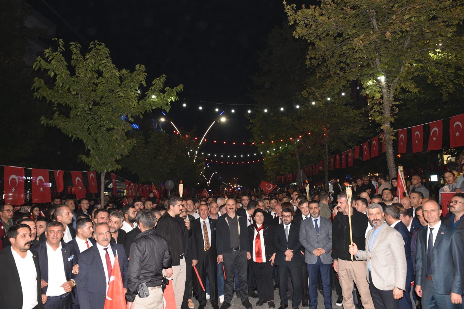 Binler fener alayı ve bayrak yürüyüşüne katıldı