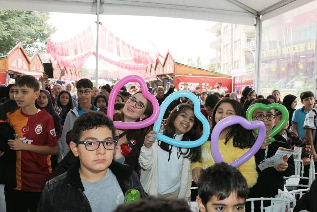 Kitap sevgisi yağmur dinlemedi