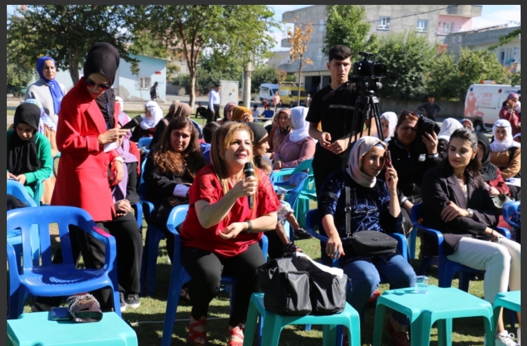 Bayan Canalp Çay Mahallesinde kadınlarla buluştu