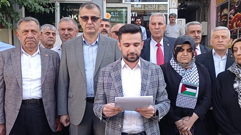 İsrail’in hava saldırılarını protesto ettiler 