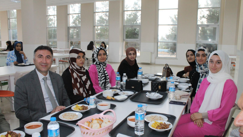 Rektör Demir öğrencilerle yemekte bir araya geldi