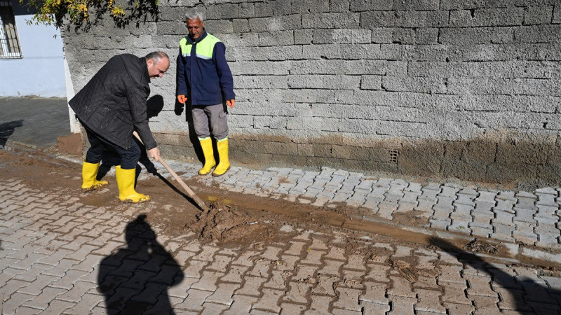 Batmanda sel’in yaraları sarılıyor