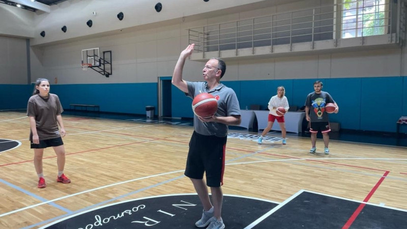 Gençler, basketbolda şut atma tekniği öğrenecek