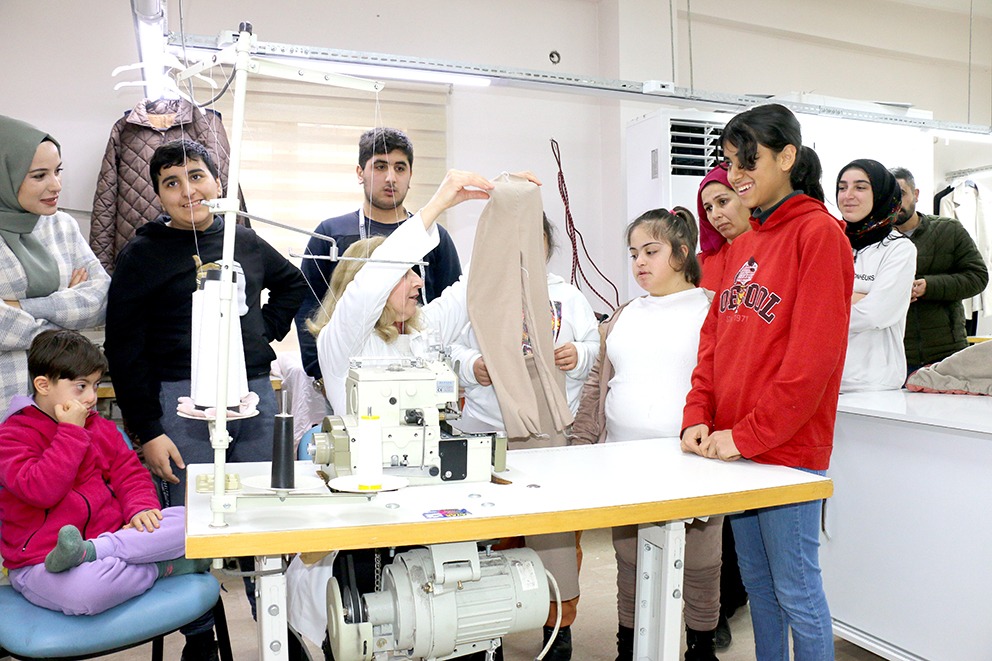 Özel Gereksinimli Çocuklar Belediye Atölyesinde Giysi Dikti