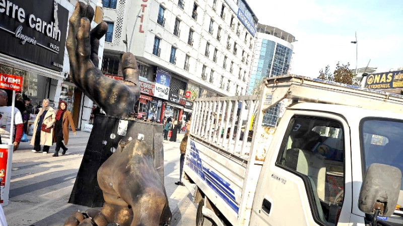 Belediyeden insan hakları anıtı açıklaması