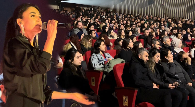Külliyenin konferans salonunda tıklım tıklım konser