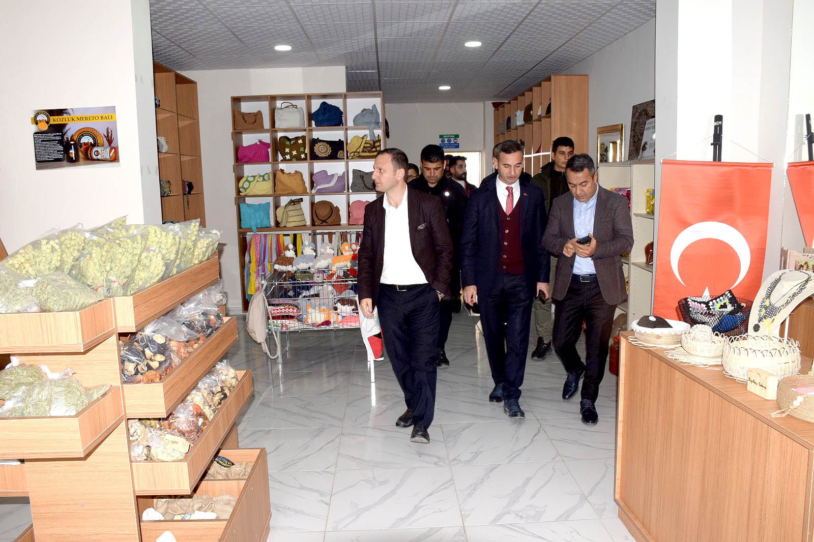 Kozluk El Sanatları satış merkezini ziyaret etti