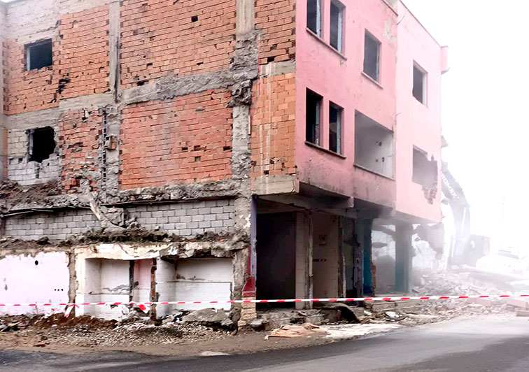 İluh’ta Son bina da yıkıldı