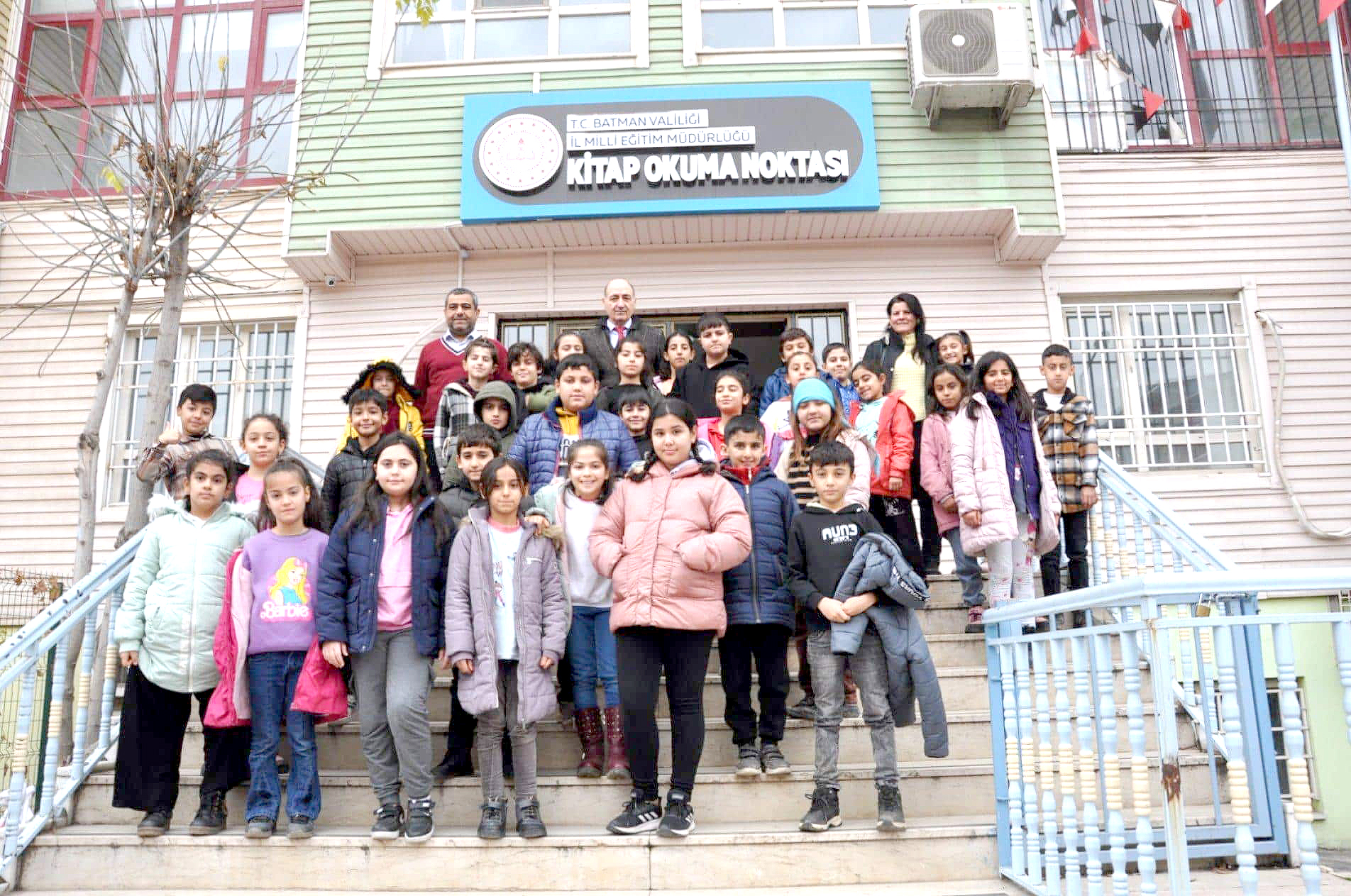 Kitap okuma noktasında öğrencilerle buluştu