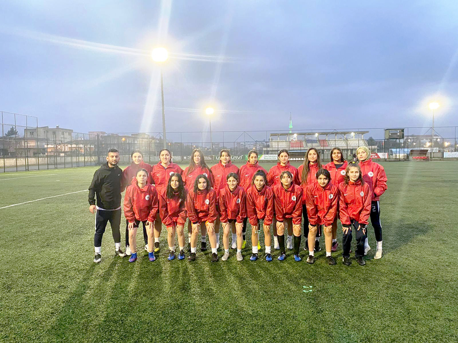 Mezopotamya Spor Kadın Futbol takımına yağmurluk desteği