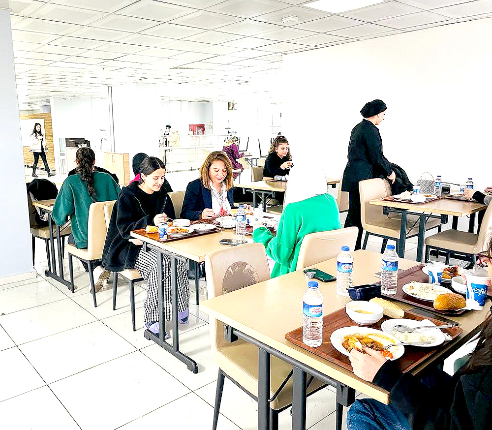 Müdür Helvacı, öğrencileri yalnız bırakmıyor