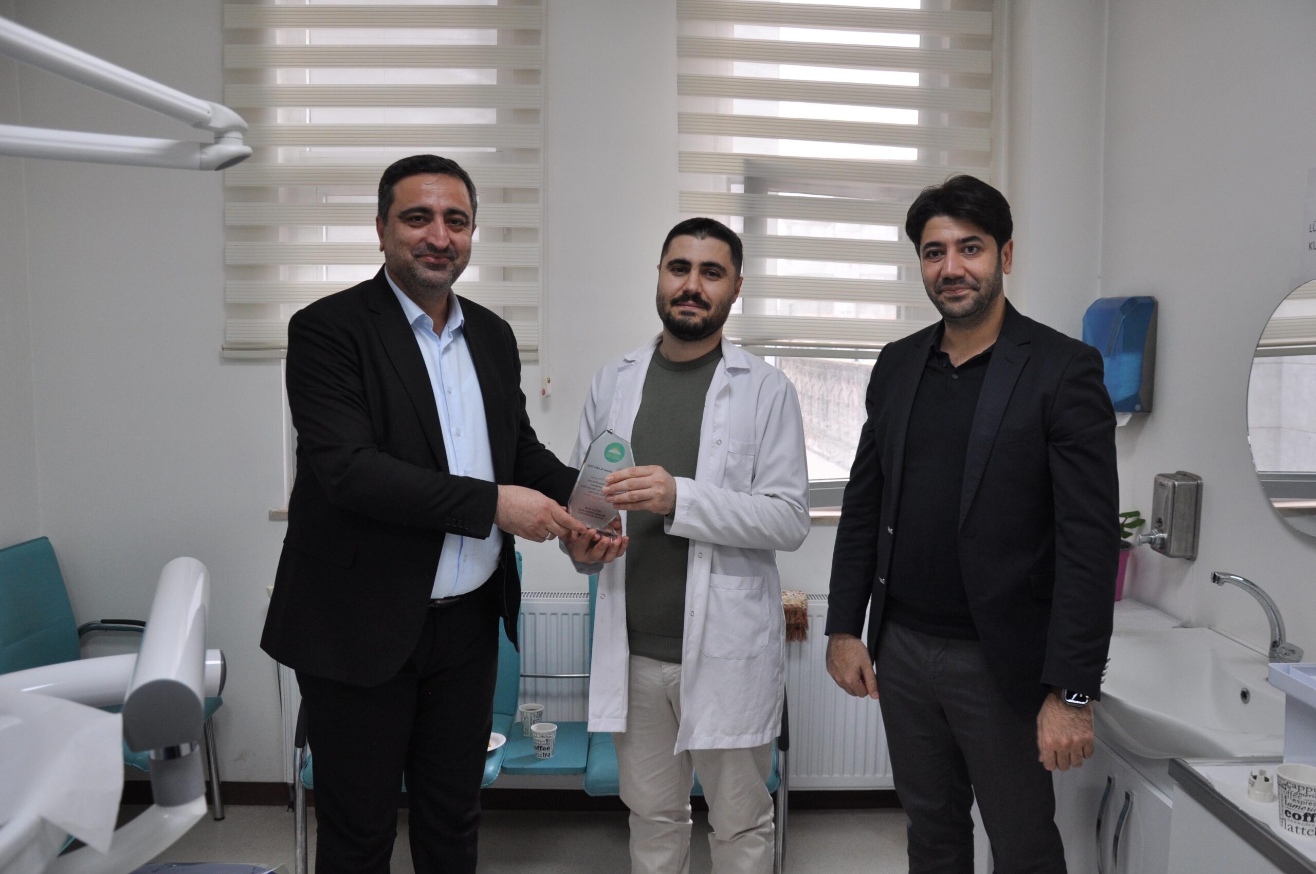 Ramanlı’dan örnek Diş Hekimi Karataş’a teşekkür plaketi