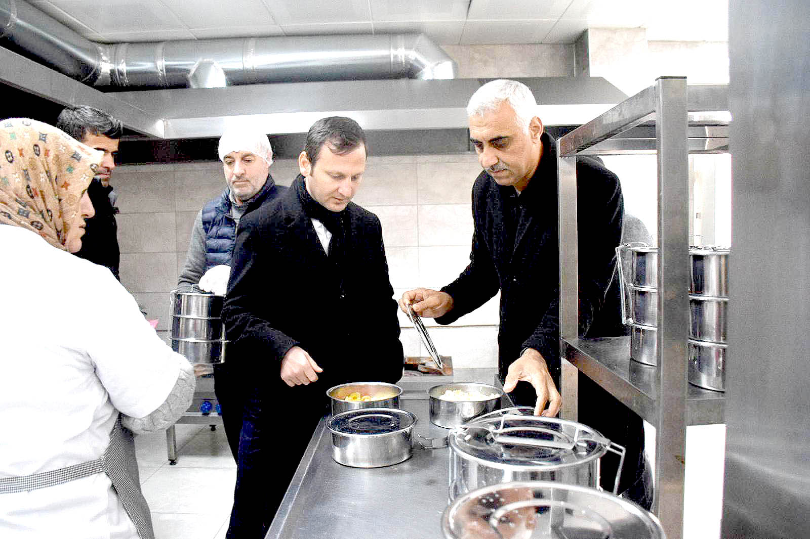 Günlük 600 kişiye sıcak yemek