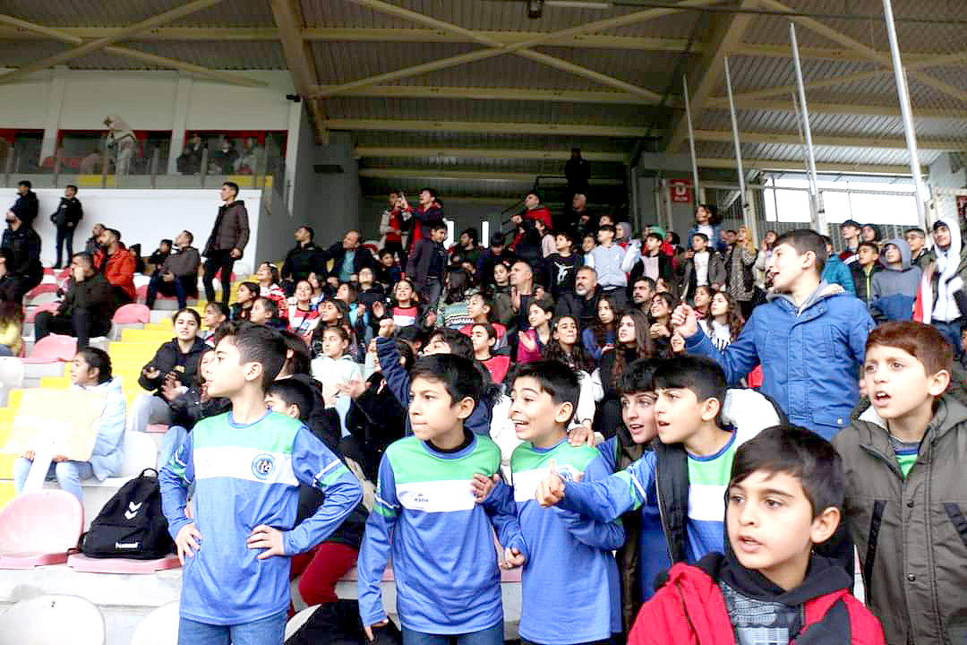Öğrenciler gönüllerince eğlendiler, tezahüratlarıyla sahayı inlettiler