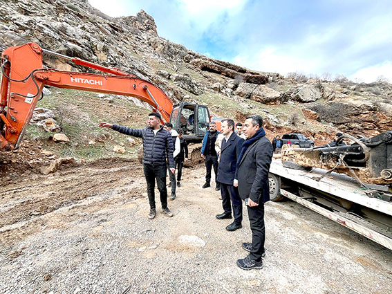 Yol açma çalışmalarını yerinde inceledi