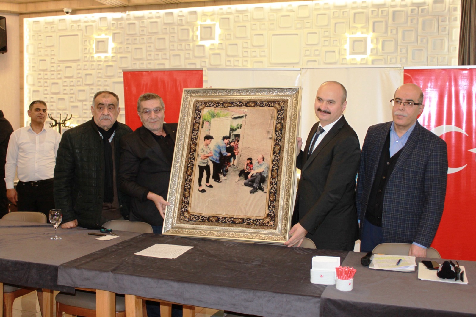 Gazeteci Atay’dan Vali Canalp’a anlamlı hediye