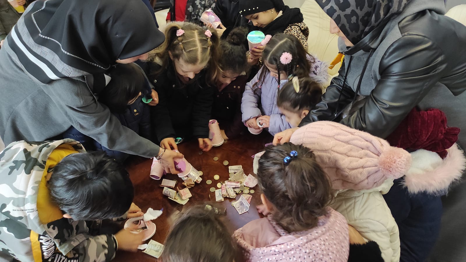 Filistinli kardeşleri için kumbaralarını açtı