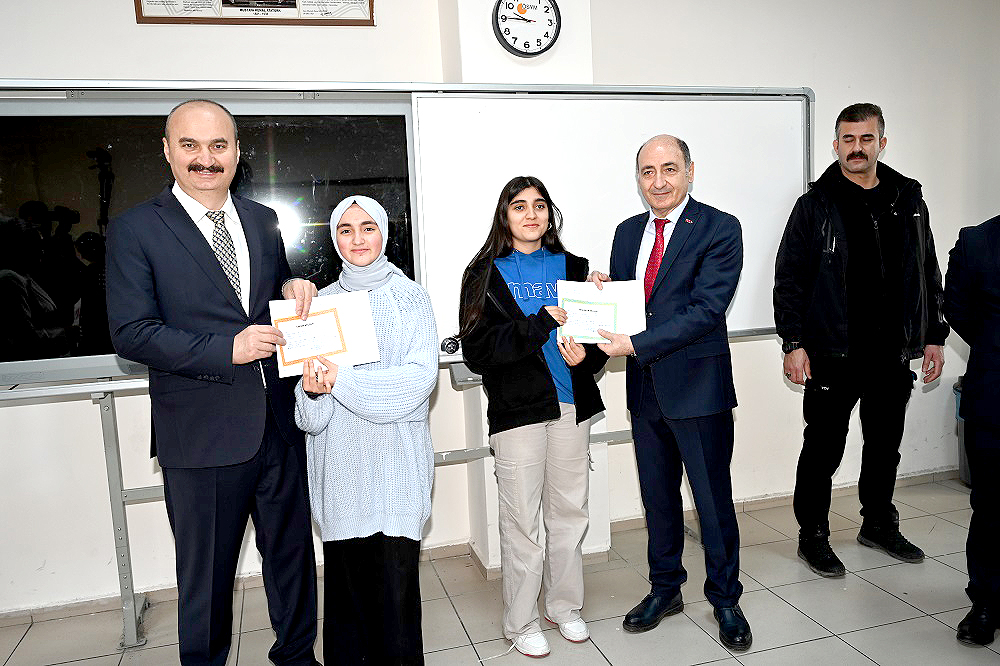 Öğrencilerin karne heyecanına ortak oldu