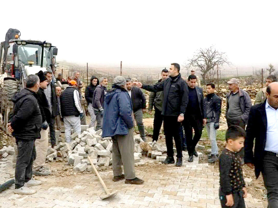 Köylüler taşlı kayalı yollardan çamurlu sokaklardan kurtuldu