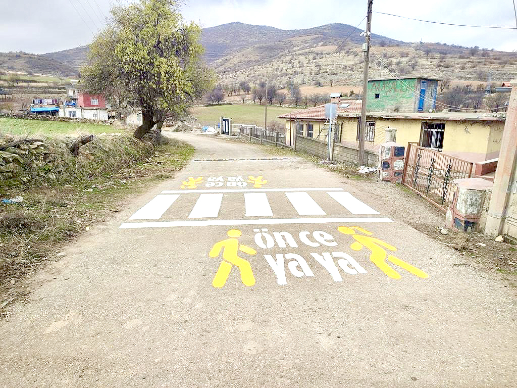 35 köyde trafik işaretleri yapıldı