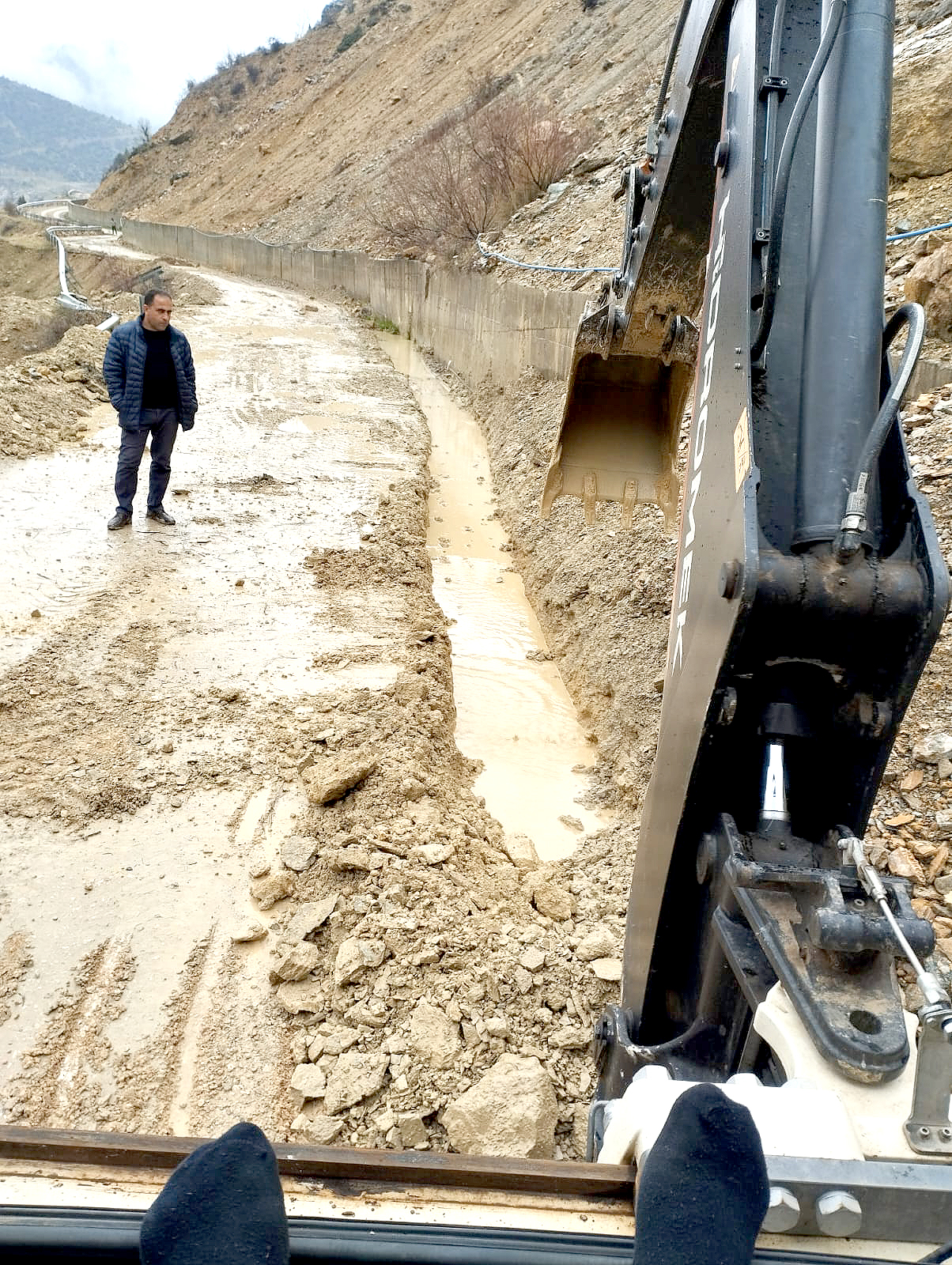 halk ve muhtarların talepleri tek tek yerine getiriliyor.