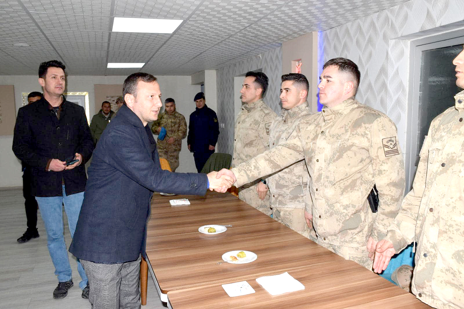 Yılın son gününde güvenlik güçlerini ziyaret etti