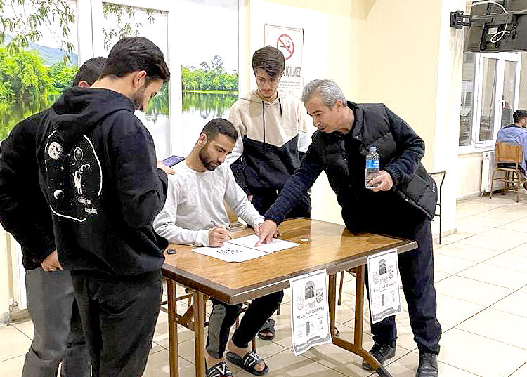 Müftülük, bilgi yarışması için yurtlarda stand açtı