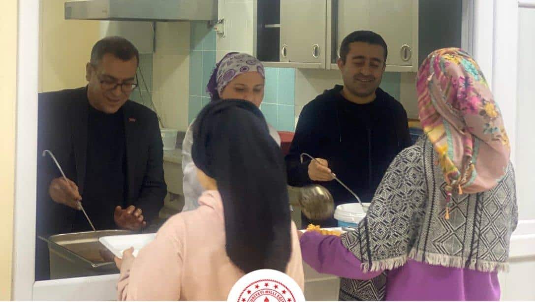 Pansiyonda kalan öğrencilerle bir araya geldi