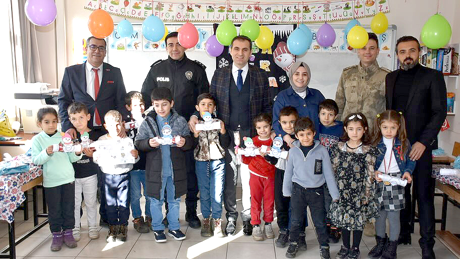 Kaymakam Mete öğrencilerin, karne sevincine ortak oldu