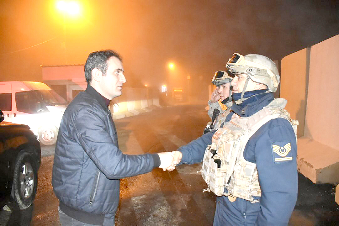 Yılbaşı akşamı görev başındaki güvenlik güçlerini ziyaret etti