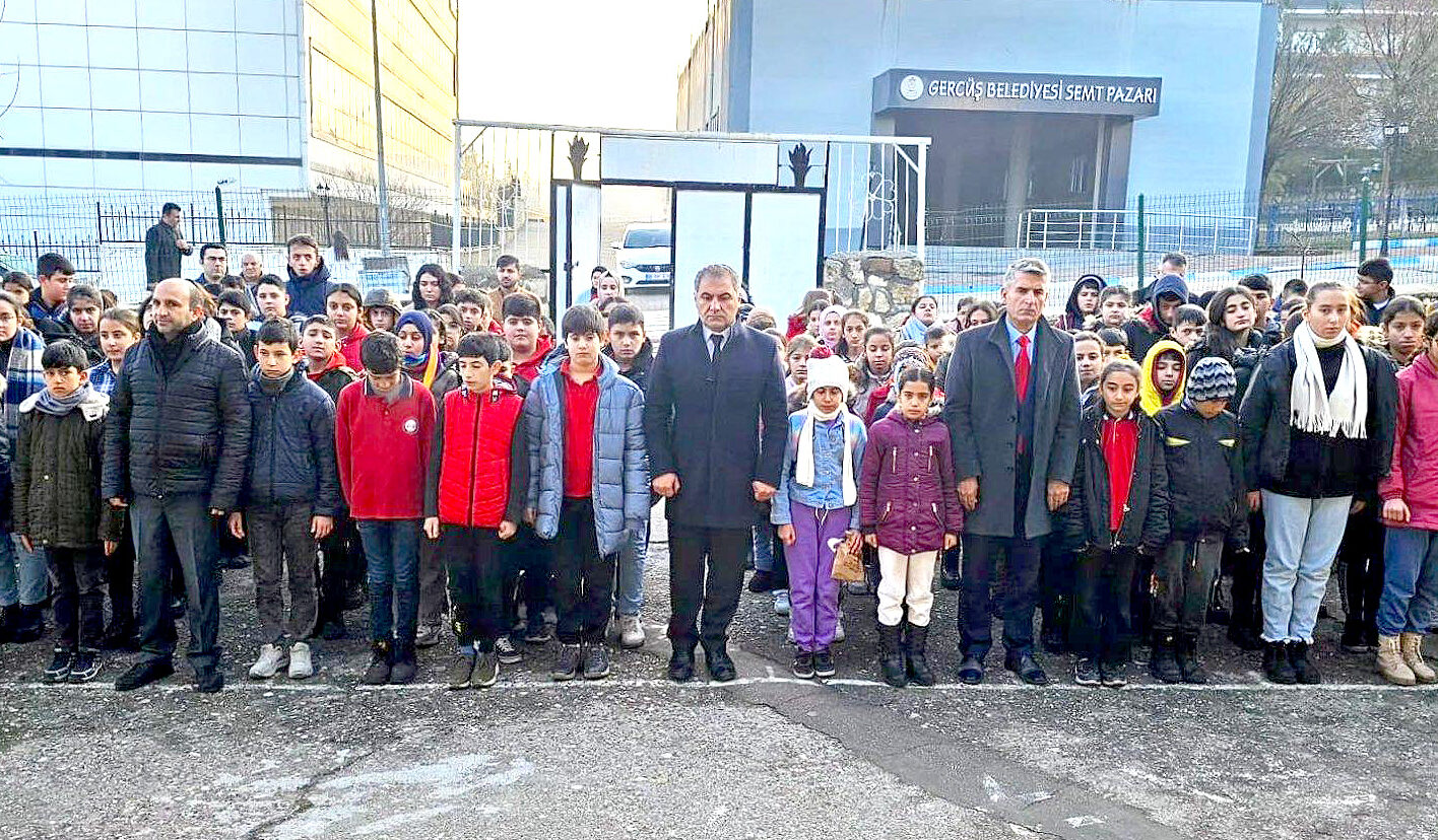 Şehit askerler için saygı duruşu