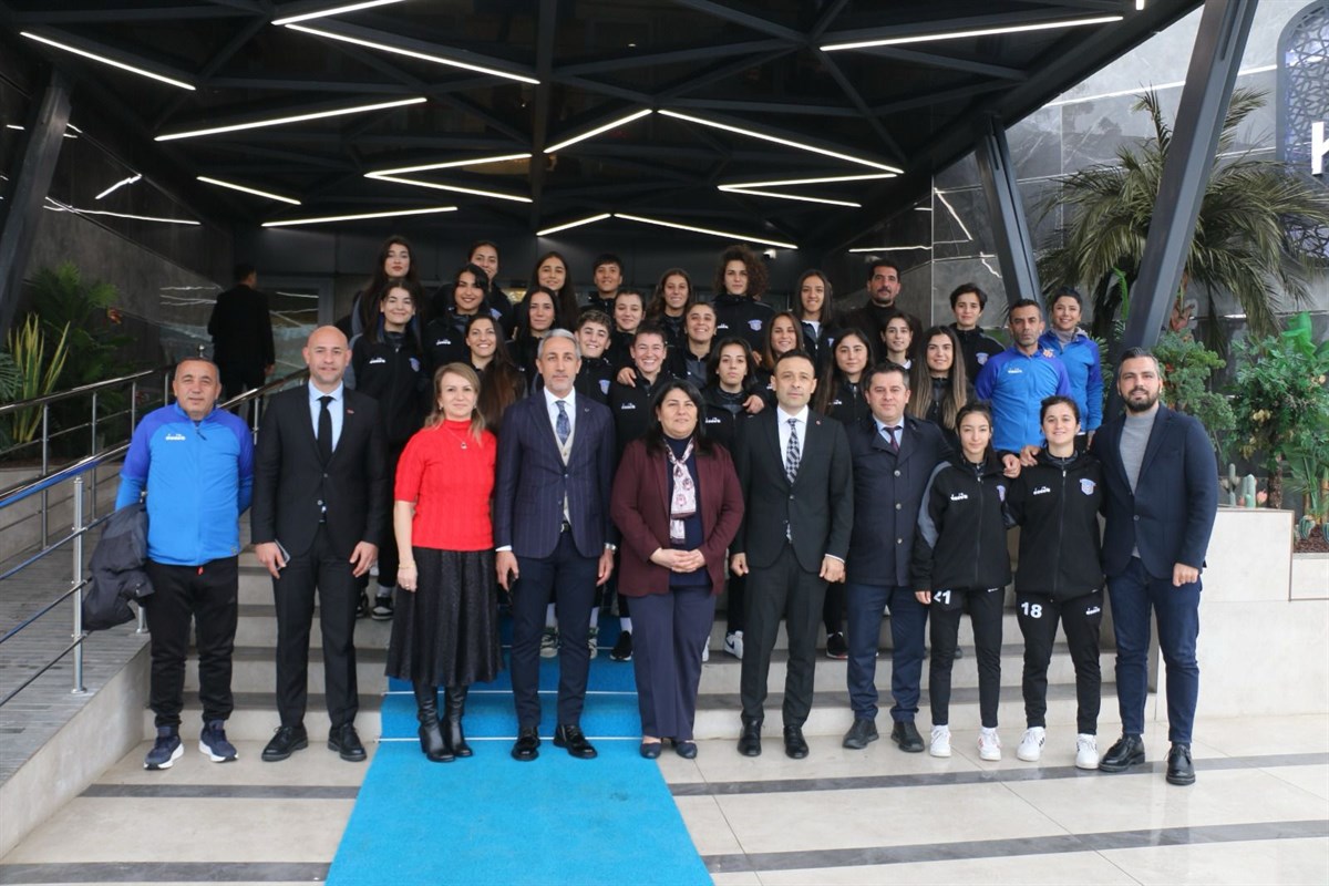 Kadın futbol takımı ile kahvaltıda buluştu