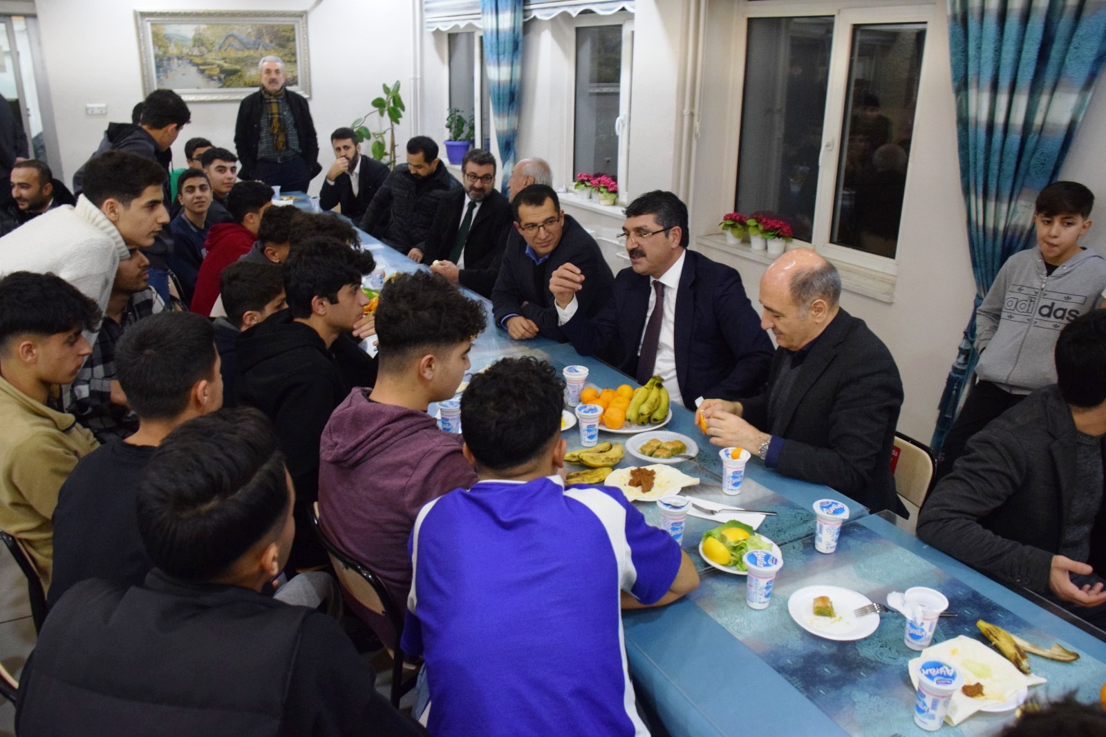 TUGVA’lı gençlerle bir araya geldi