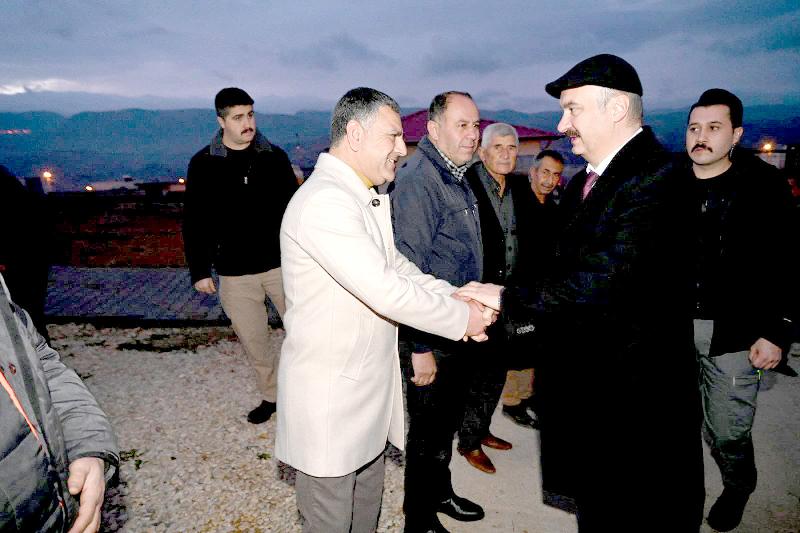 SABAHIN İLK IŞIKLARINDA KÖYÜ ZİYARET ETTİ