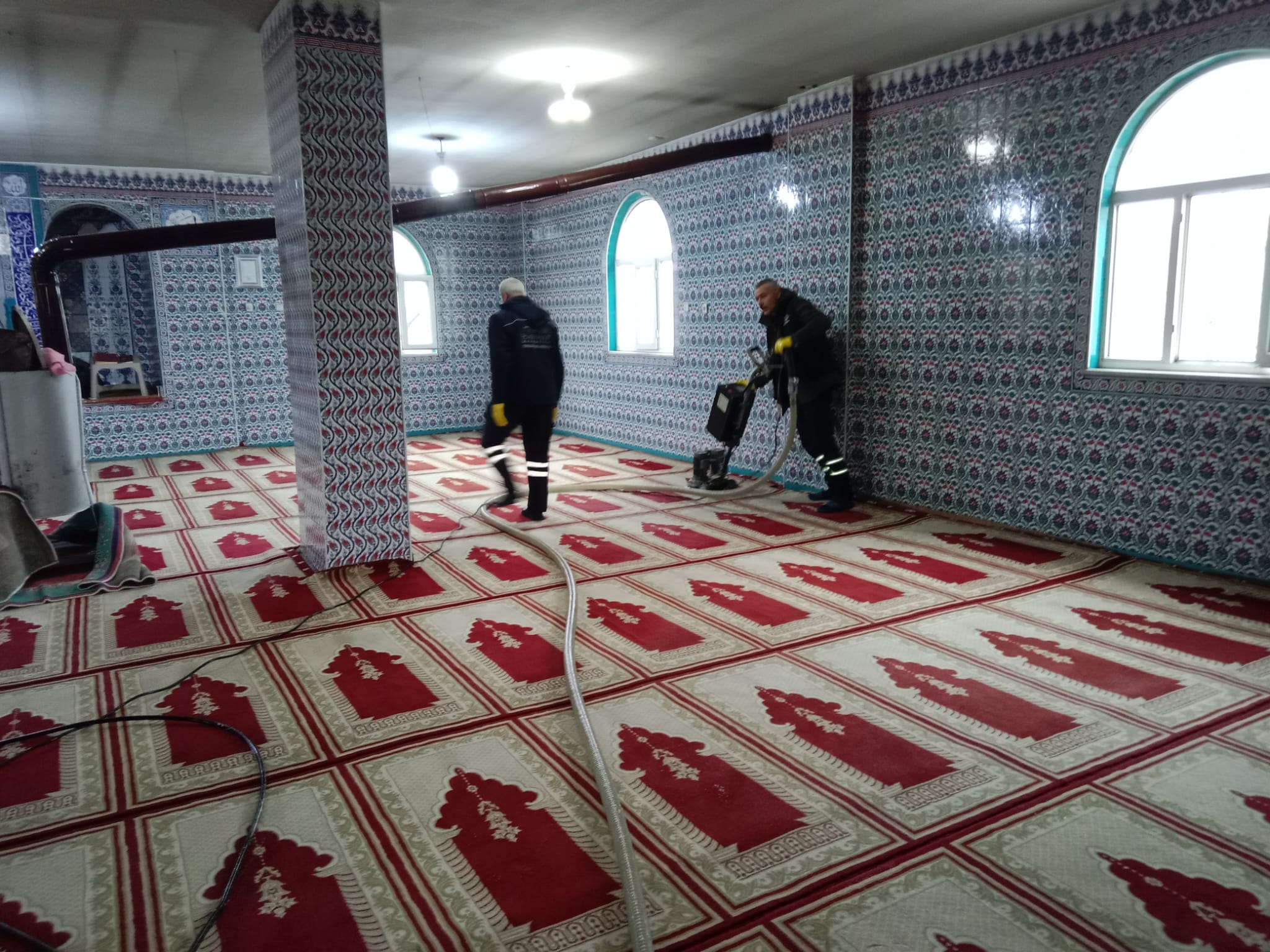 Sason’da camiler gül kokulu deterjanla temizlendi